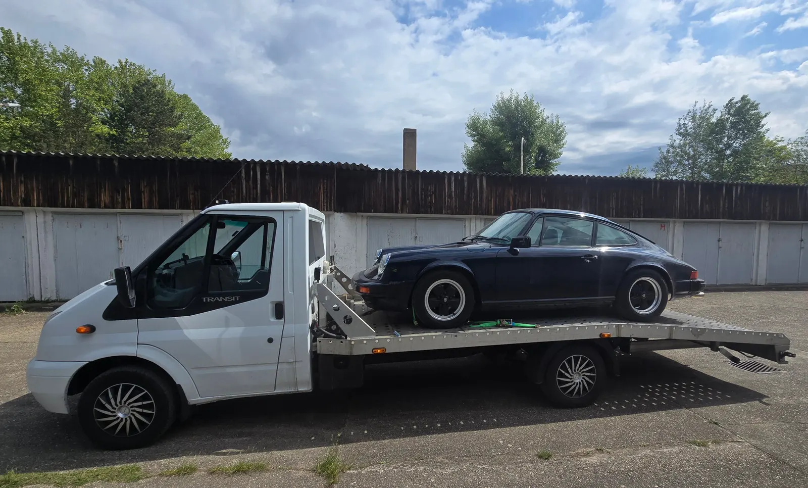 Porsche 911 veterán sportautó szállítása műszaki vizsgára Gödöllőn