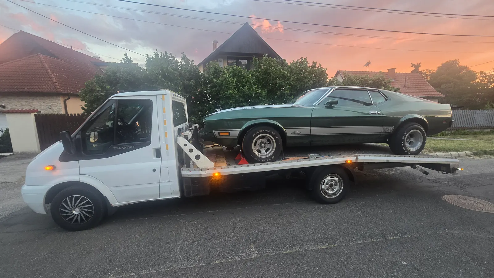 Felújított 1973-as Ford Mustang Mach 1 a platón naplementében, Gödöllőn
