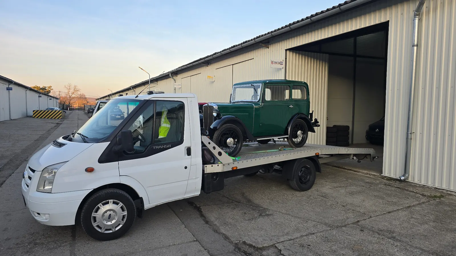 1934-es Morris Minor veterán autó biztonságos szállítása autómentővel