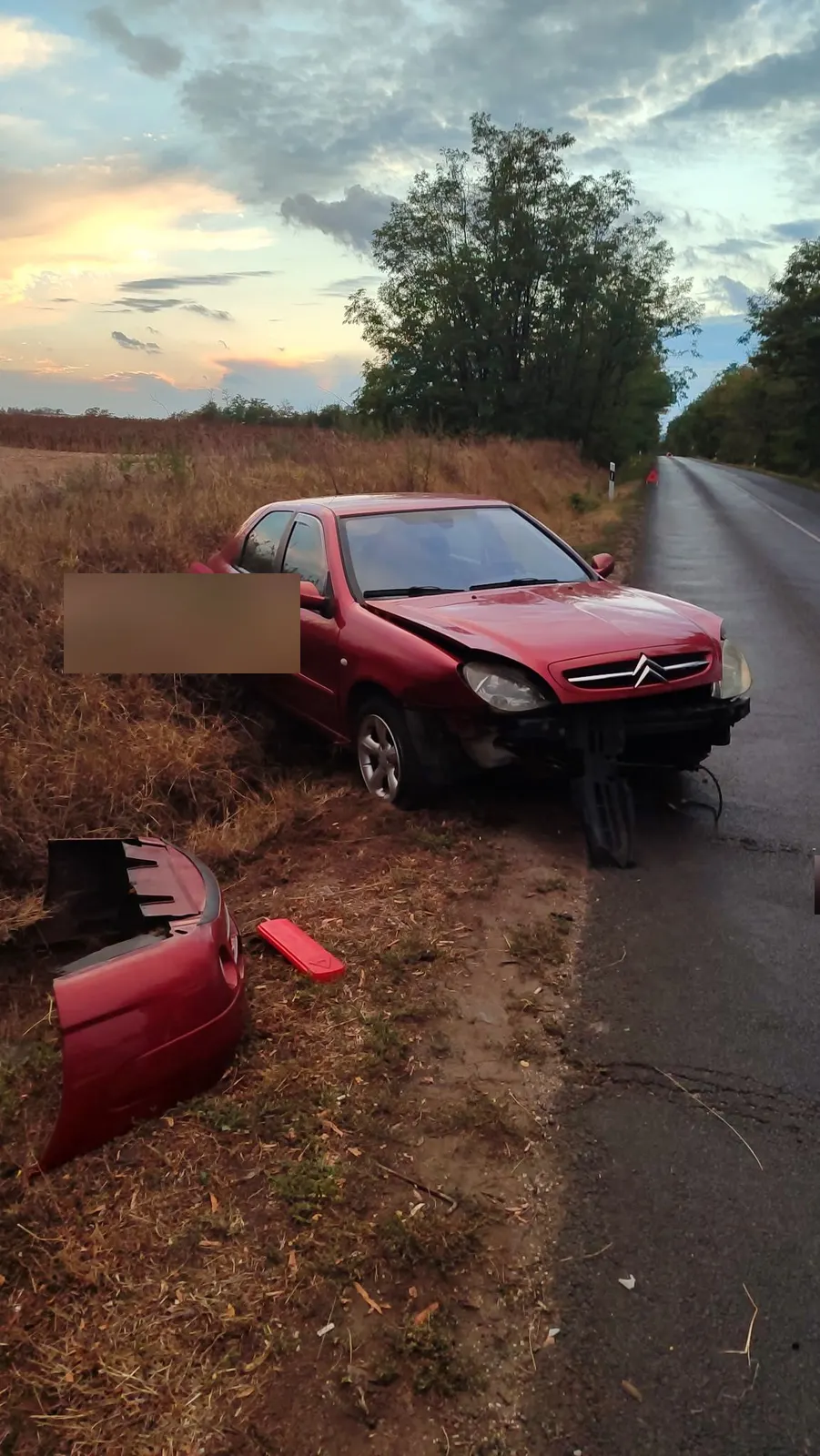 Törött Citroën Xsara mentése árokból Isaszeg és Dány között