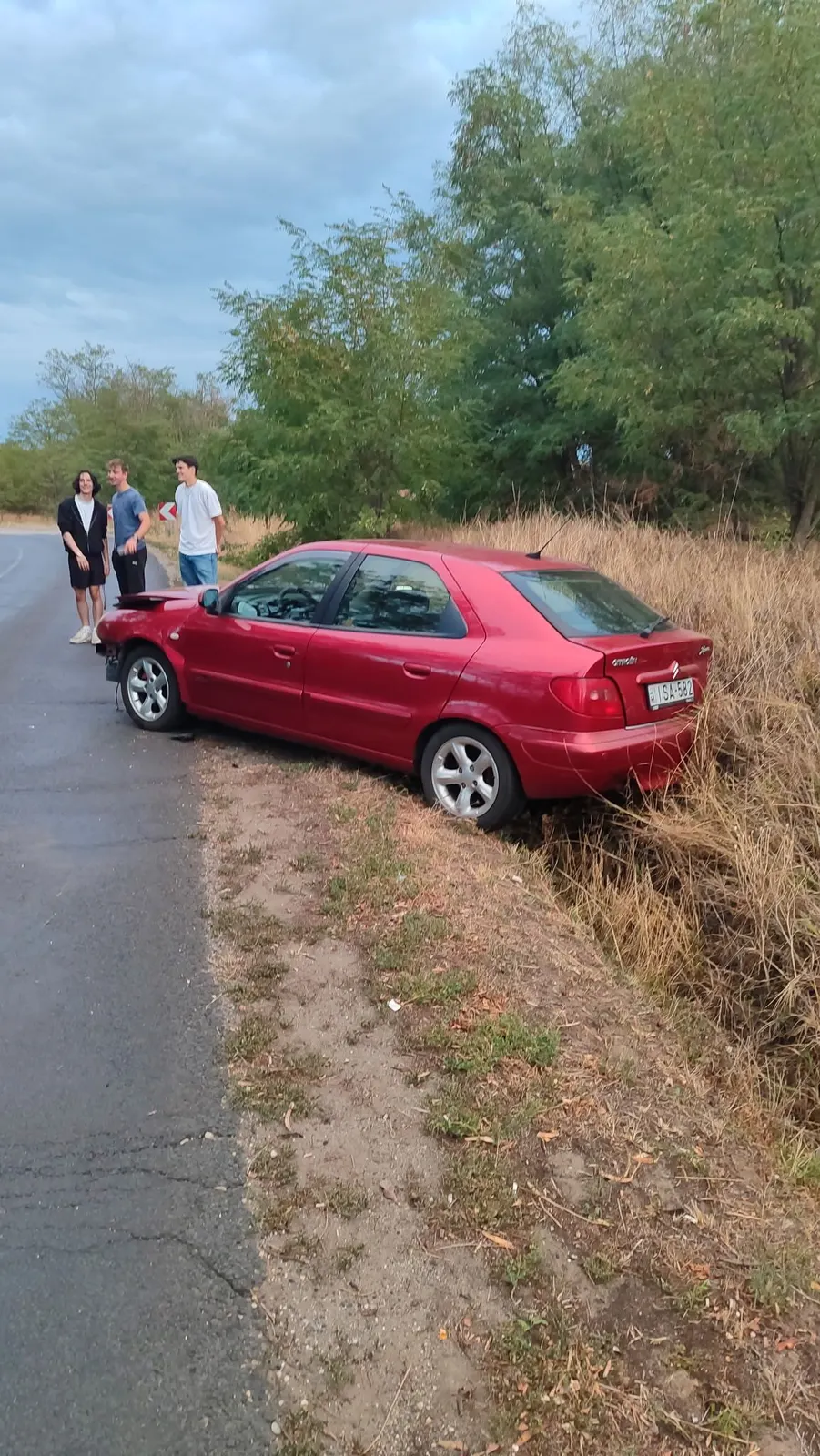 Sérült Citroën Xsara a platón, mentés után Isaszeg és Dány között