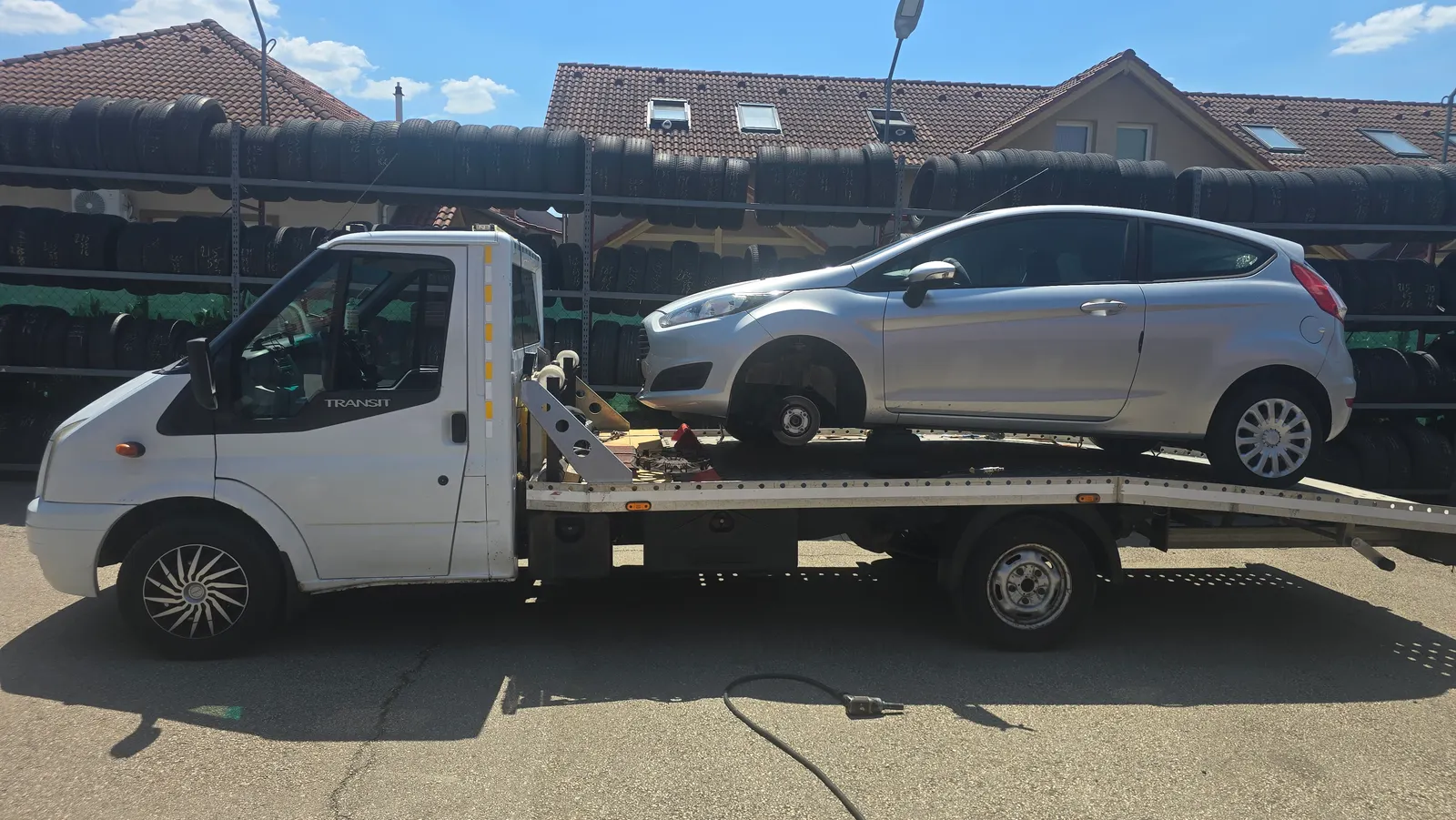 Defektes Ford Fiesta a platón, az M3-ról a gödöllői Gumis Ember műhelyébe szállítva