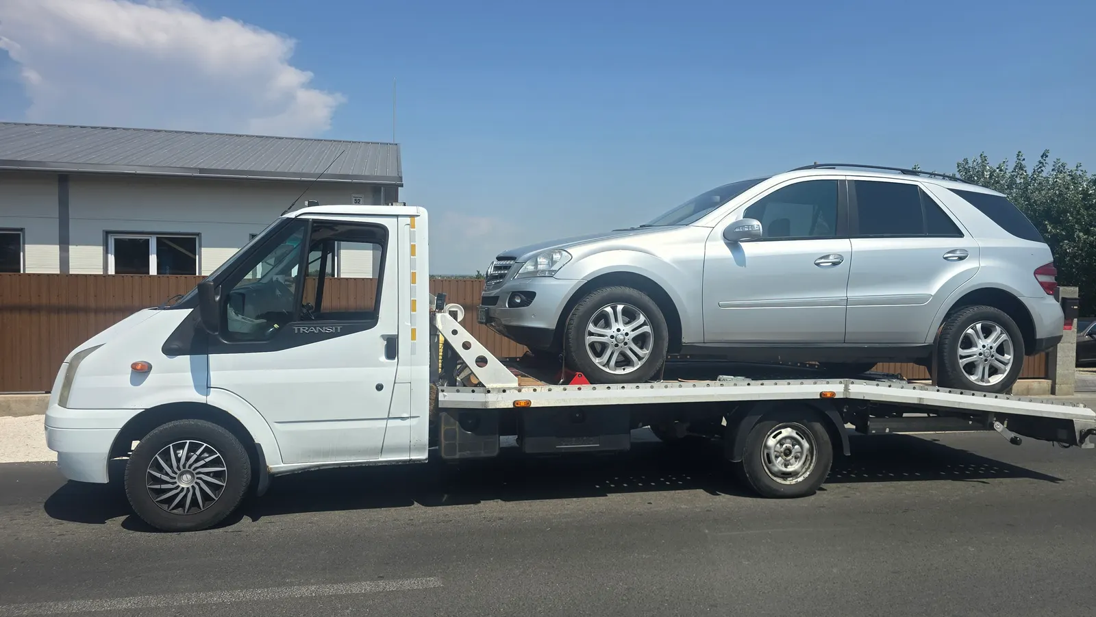 Mercedes autószállítása Dányból egy gödöllői autókereskedésbe