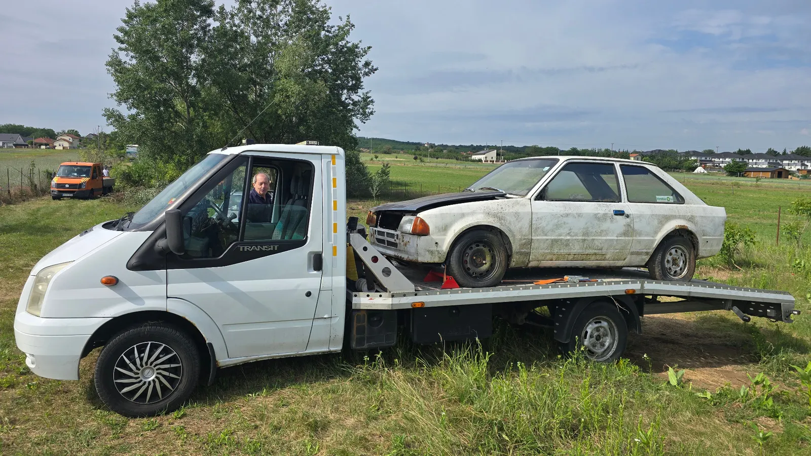 Veterán Ford Escort szállítása autómentő tréleren a mezőről Gödöllő térségében.