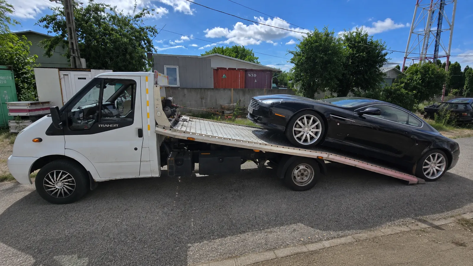 Autómentés Gödöllőn – Aston Martin személyautó szállítása autómentő tréleren