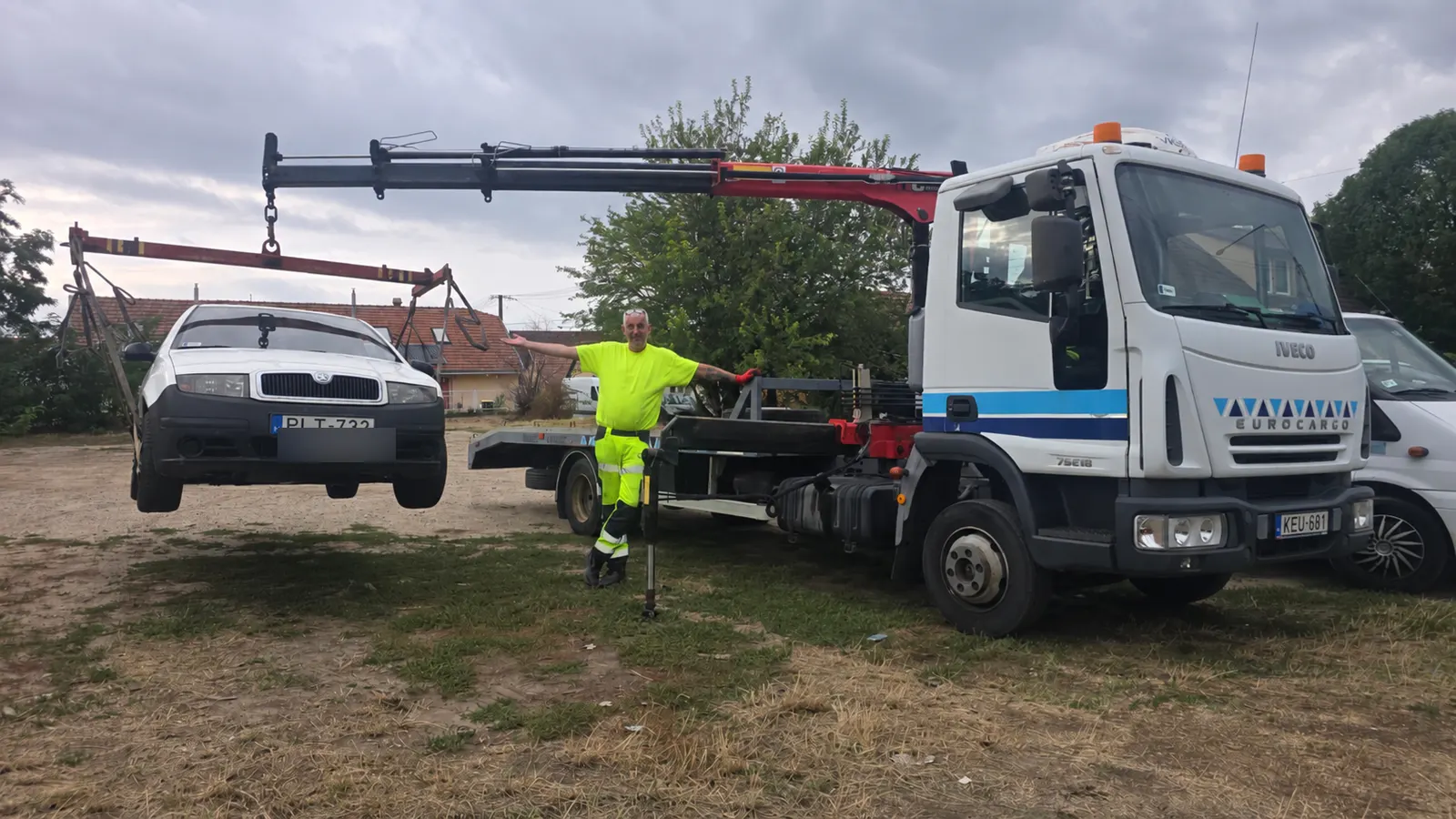 Botlik Péter daruval emel egy Skoda személyautót Gödöllőn