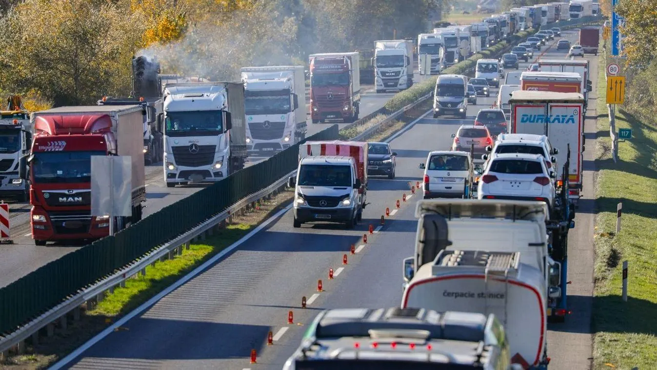 Forgalom az M31-es autópályán Gödöllő közelében