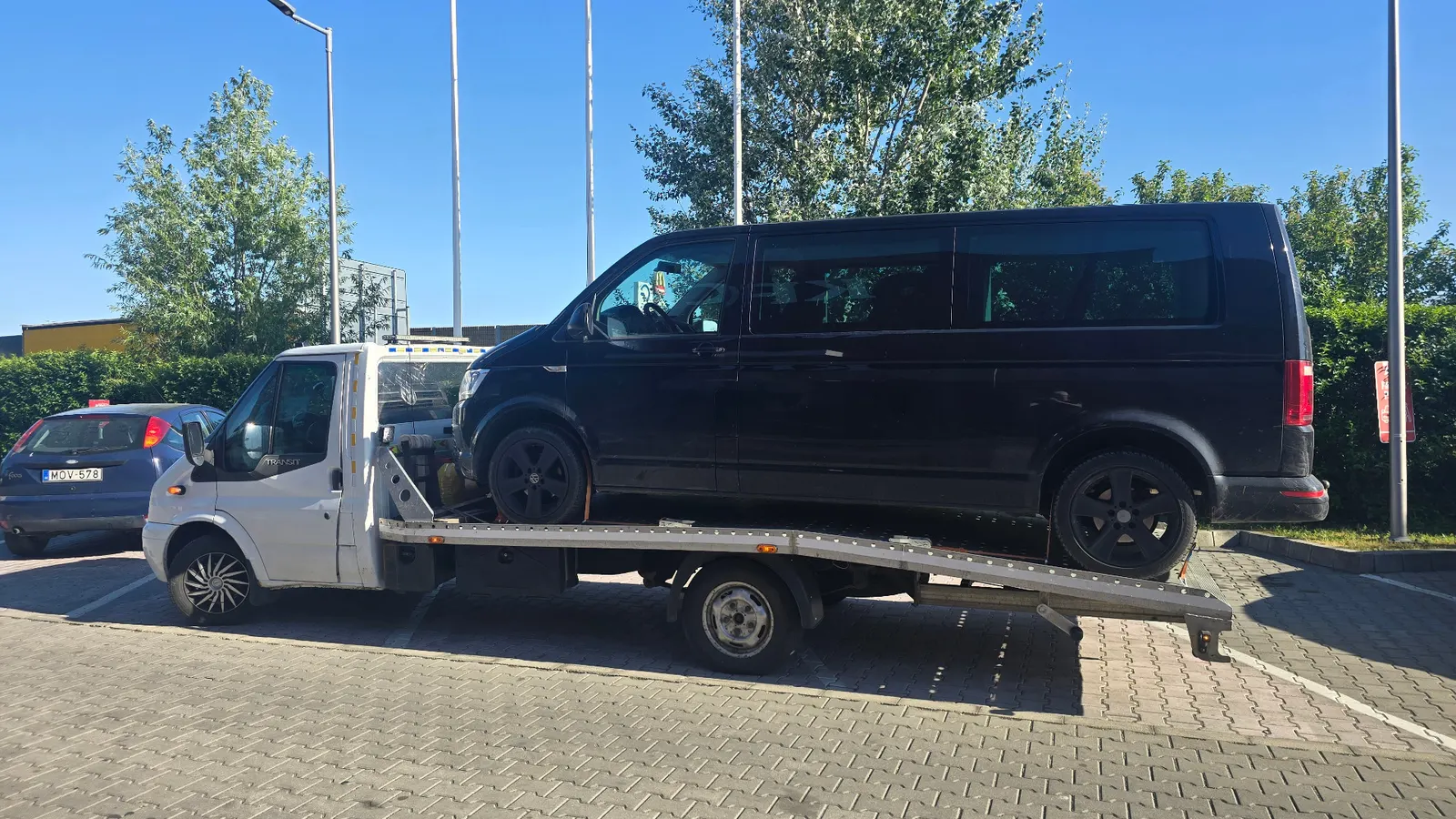 Volkswagen kisbusz autómentése az M3-as autópálya Görbeházi pihenőjéből Keszthely térségébe
