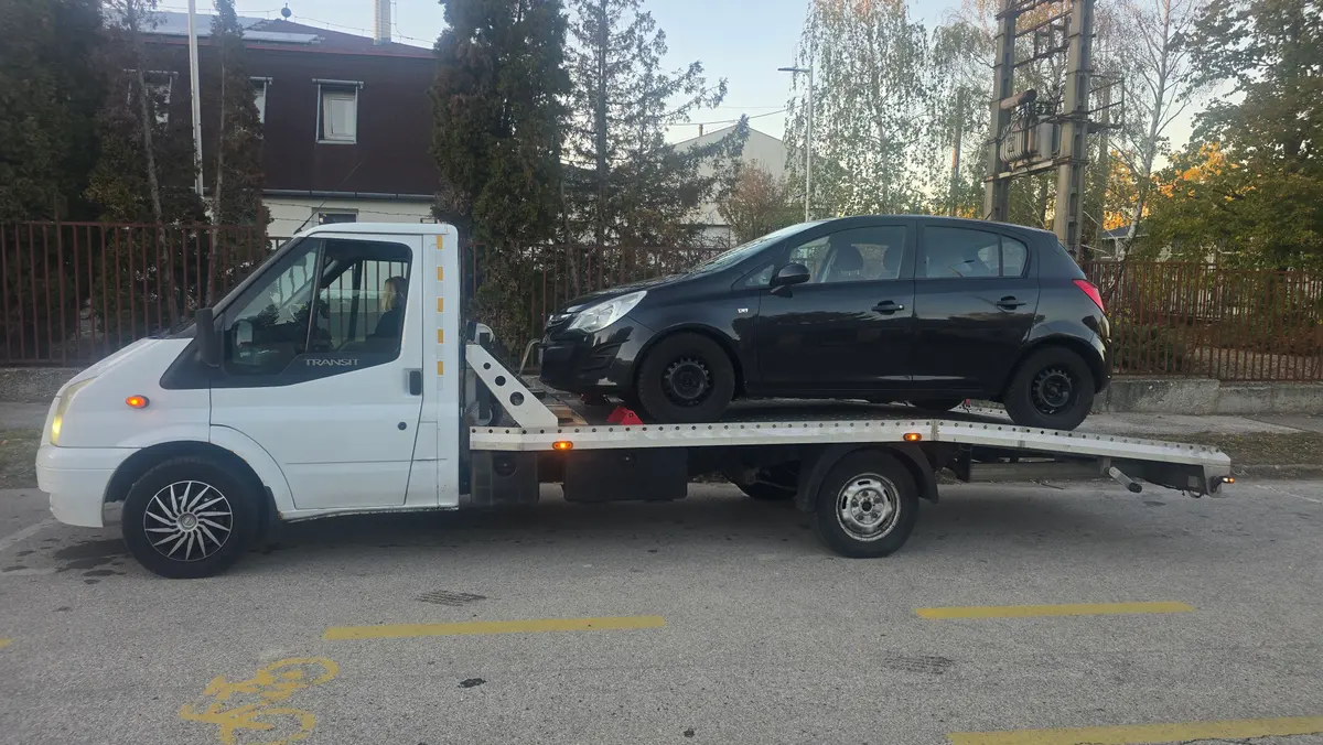 Lerobbant fekete Opel Corsa a platós autómentőn, szállítás az M3-ról Budapestre