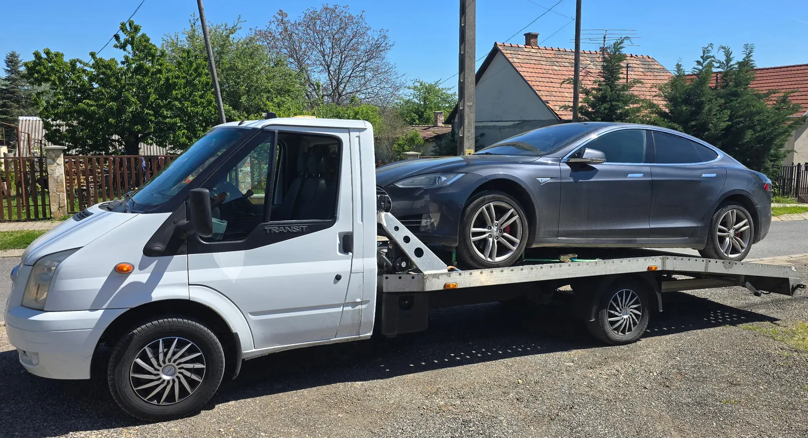 Mozgásképtelen Tesla Model 3 – Veresegyház
