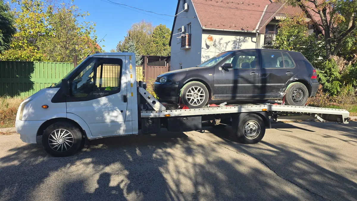 Futóműsérült fekete Volkswagen Golf a platós autómentőn, mentés az M3 Babati pihenőjéből Mogyoródra